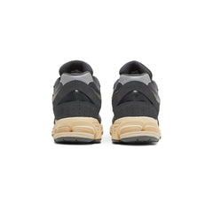 new_balance_2002r_black_dark_grey_2022_4