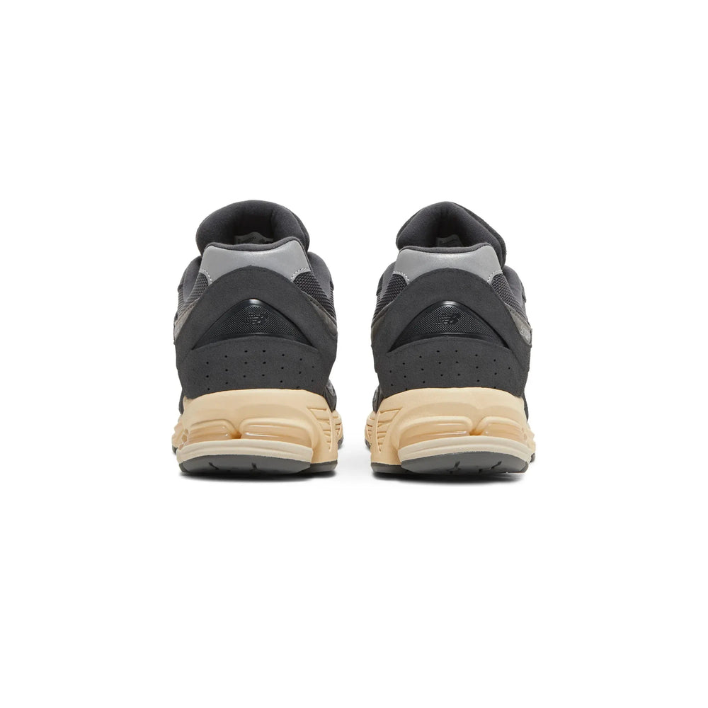 new_balance_2002r_black_dark_grey_2022_4